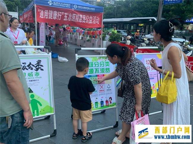 荷花池社區(qū)在金牛萬(wàn)達(dá)廣場(chǎng)開(kāi)展便民宣傳志愿服務(wù)活動(dòng)(圖2)
