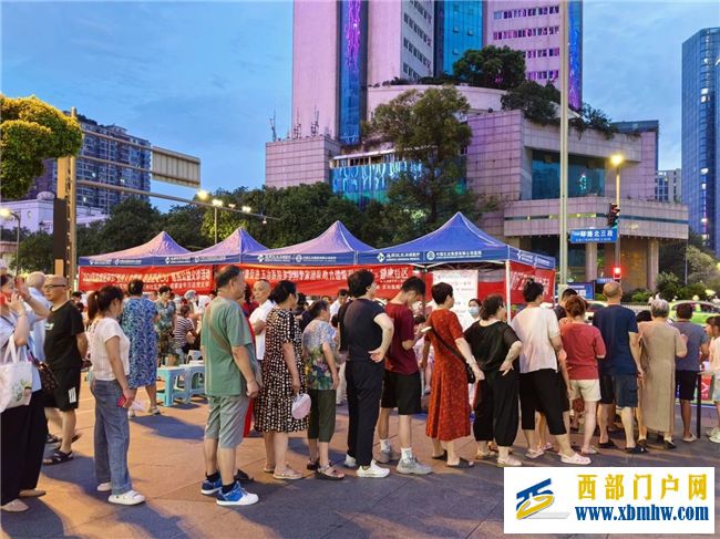荷花池社區(qū)在金牛萬(wàn)達(dá)廣場(chǎng)開(kāi)展便民宣傳志愿服務(wù)活動(dòng)(圖4)