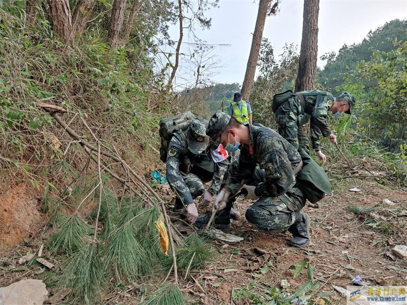 武警官兵趕赴梧州展開緊急救援(圖1)