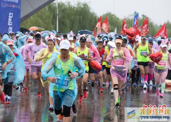 寧夏中衛：選手冒雨馬拉松(圖1)