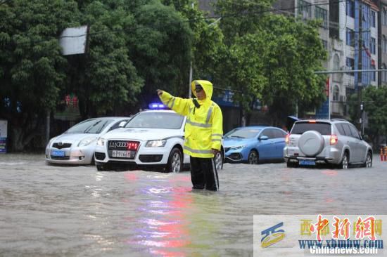 強降雨襲擊廣西防城港多處路面積水(圖1)