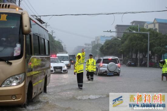 強降雨襲擊廣西防城港多處路面積水(圖4)