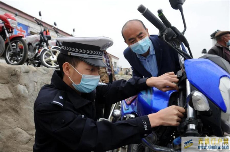 昌吉交警“流動車管所”暖民心(圖1)