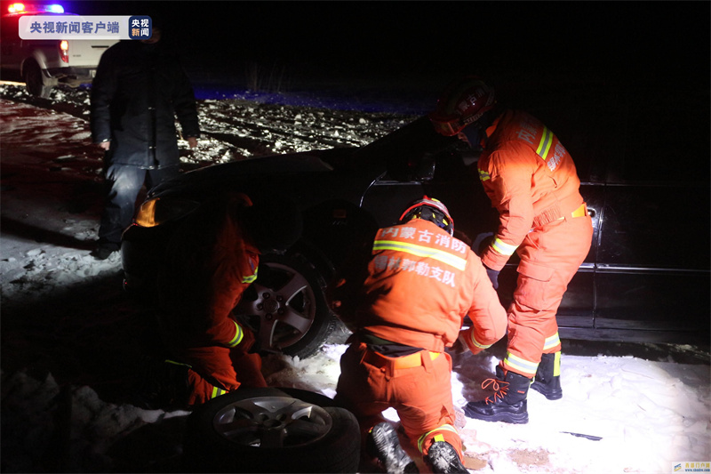 內(nèi)蒙古錫林郭勒降雪致1車(chē)2人被困(圖1)