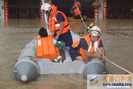 暴雨“襲擊”貴州黔東南消防員連夜救援(圖3)