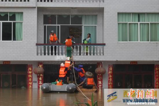 暴雨“襲擊”貴州黔東南消防員連夜救援(圖1)