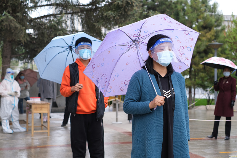 西寧：雨中核酸檢測秩序井然(圖1)