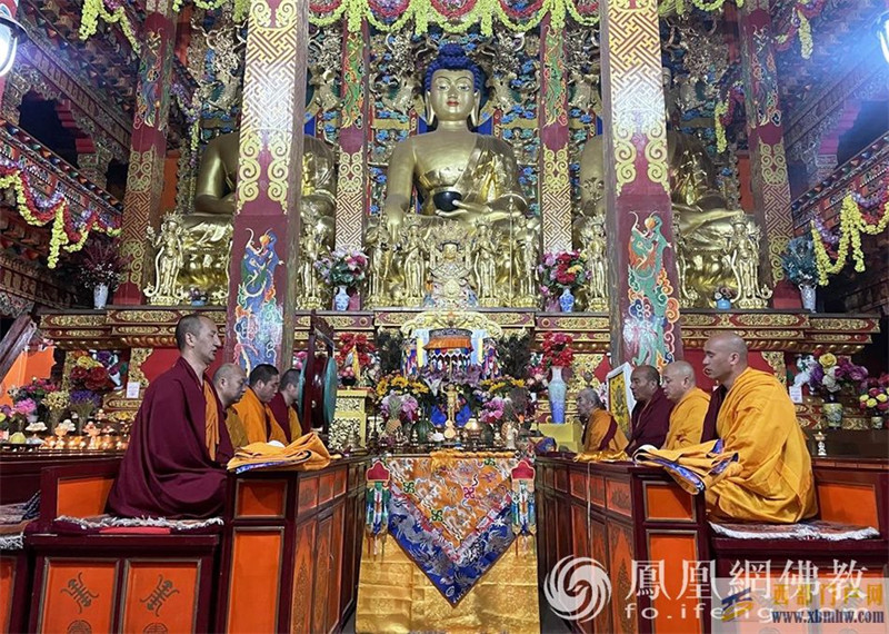 恭迎佛誕！西寧宏覺寺僧眾浴佛祈福(圖1)