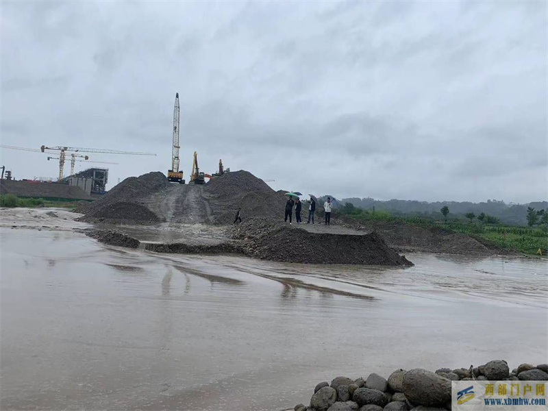 河水上漲5人被困四川眉山消防緊急營救(圖1)