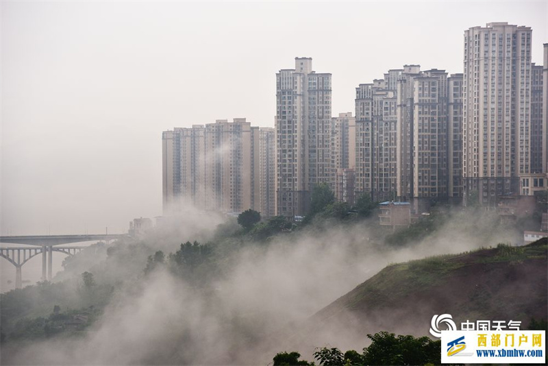 重慶豐都雨霧籠罩宛若海市蜃樓(圖1)