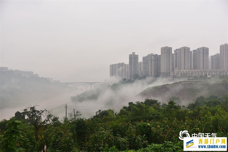 重慶豐都雨霧籠罩宛若海市蜃樓(圖3)