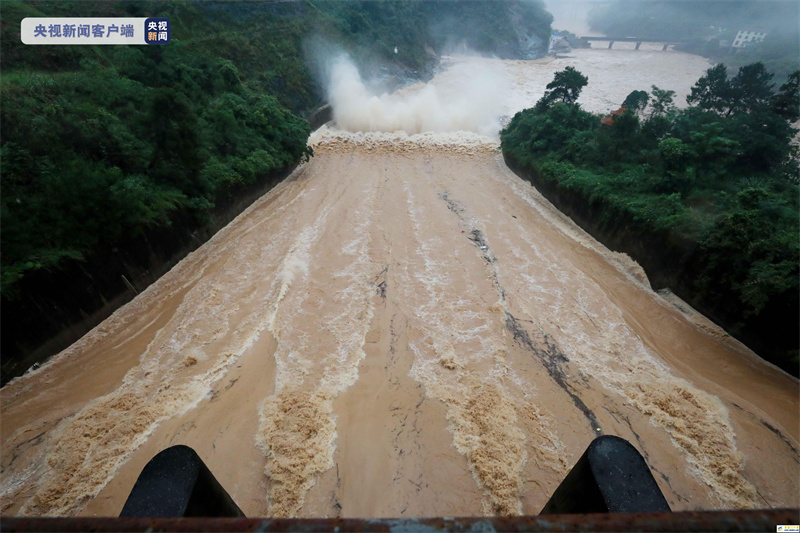 廣西柳州：暴雨后泗維河水庫開閘泄洪(圖1)