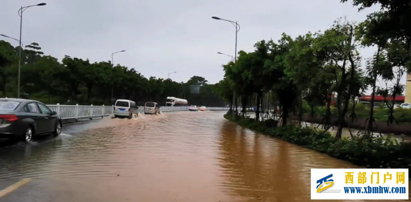 強(qiáng)降雨又來了！柳州多個(gè)路段積水，3條公交暫時(shí)停開(圖1)