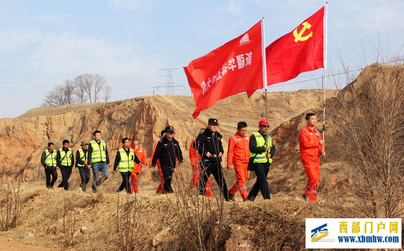 圖為基層作業區黨支部聯合地方公安局開展“警企聯合”武裝巡線，徒步排查管道隱蔽點，嚴防打孔盜油事件發生。石建強 攝影.JPG