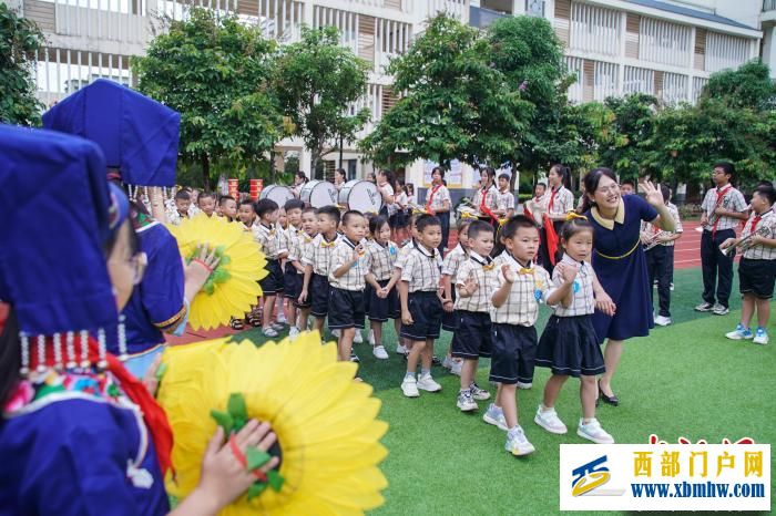 廣西南寧：秋季學期啟幕 師生歡迎新生入學(圖2)