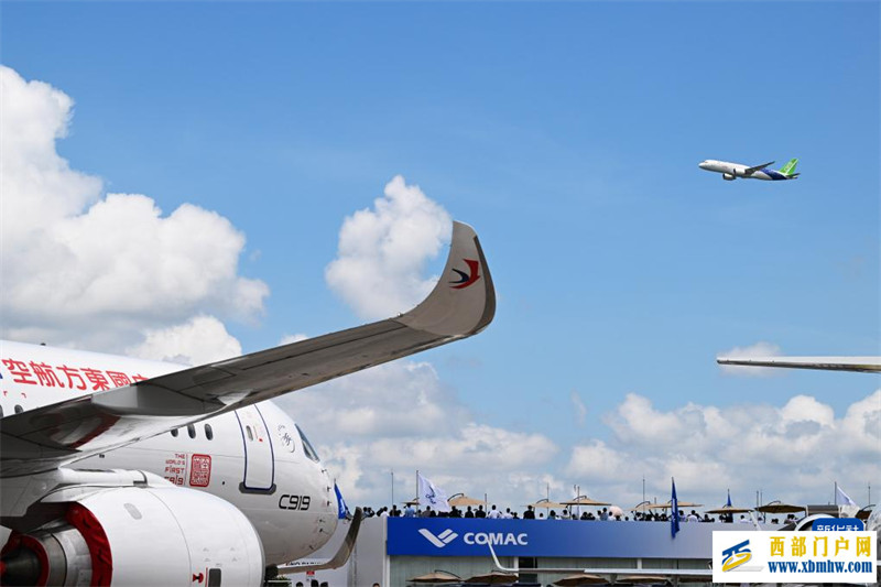 中國(guó)產(chǎn)C919和ARJ21飛機(jī)首次亮相新加坡航展(圖1)